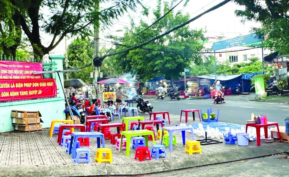 新富郡新贵街人行道被霸占作为买卖地方，没有让路人步行的地方。