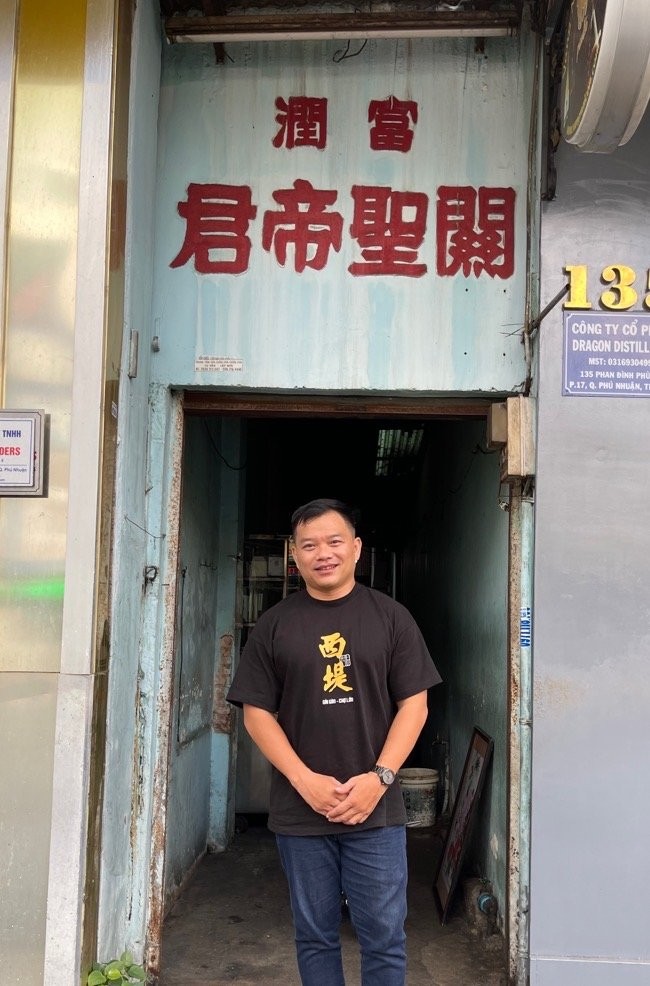 作者摄于富润福建相济会-关圣帝君庙前。