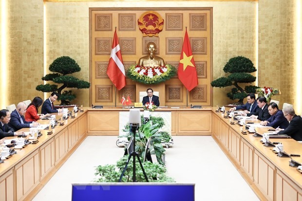 政府总理范明政同丹麦王国首相梅特·弗雷泽里克森举行线上会谈。（图：越通社）