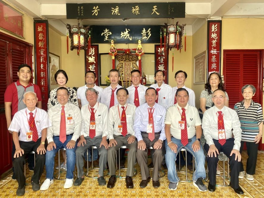 参拜后理监事同仁和宗亲合照。