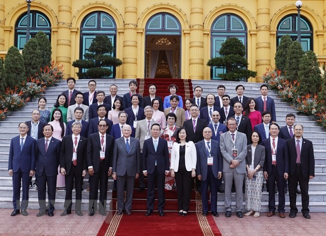 国家主席武文赏（前中）同东南亚心血管科学代表在主席府前合影留念。（图：越通社）