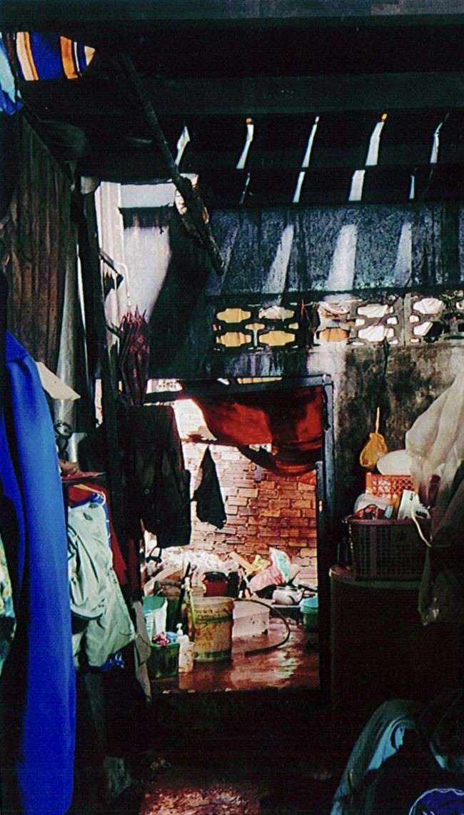 修建前的房子餐酒破漏。