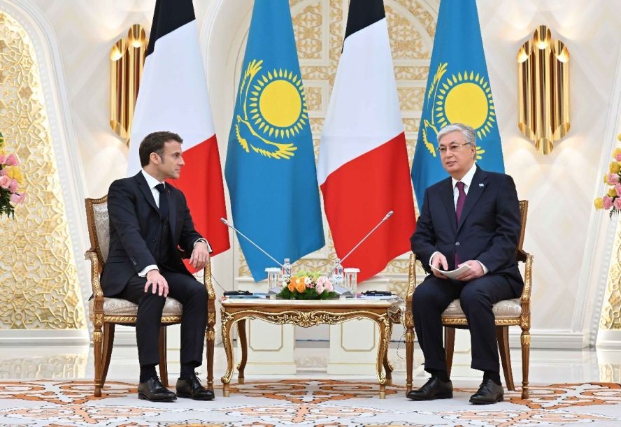 托卡耶夫（右）1日与到访的马克龙举行会谈。（图：互联网）