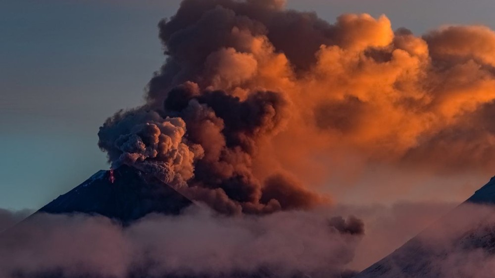 欧亚大陆最高活火山在堪察加半岛大喷发，直冲万米高空。（图：视频截图）