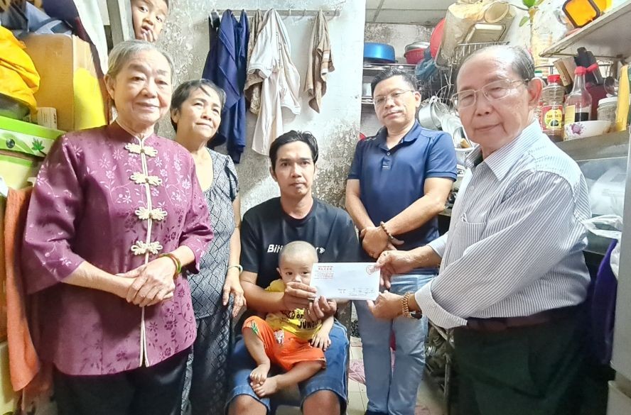 何氏宗祠帮助贫病宗亲