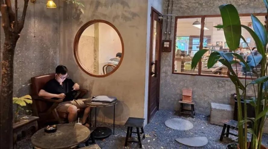 为了迎合趋势，不少店肆为单身客人布置个别场所。