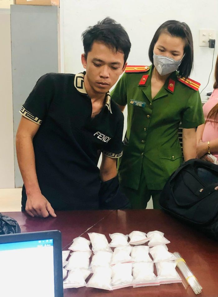 被抓获的毒品贩运歹徒及物证。（图：玉威）