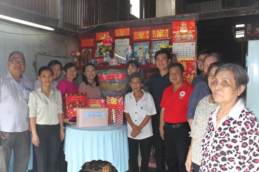 第五郡第六坊各单位向黄珠女大娘赠送礼物。