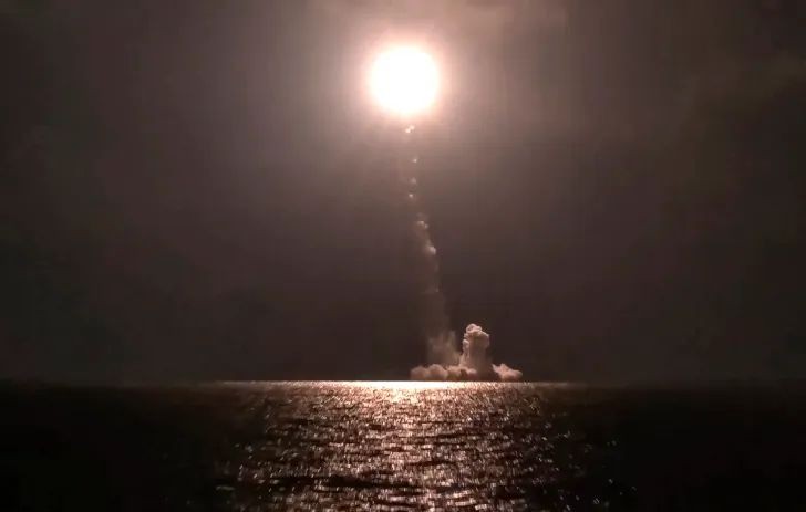 俄罗斯海军“亚历山大三世”号战略核潜艇试射“布拉瓦”海基洲际弹道导弹。（图：AP）