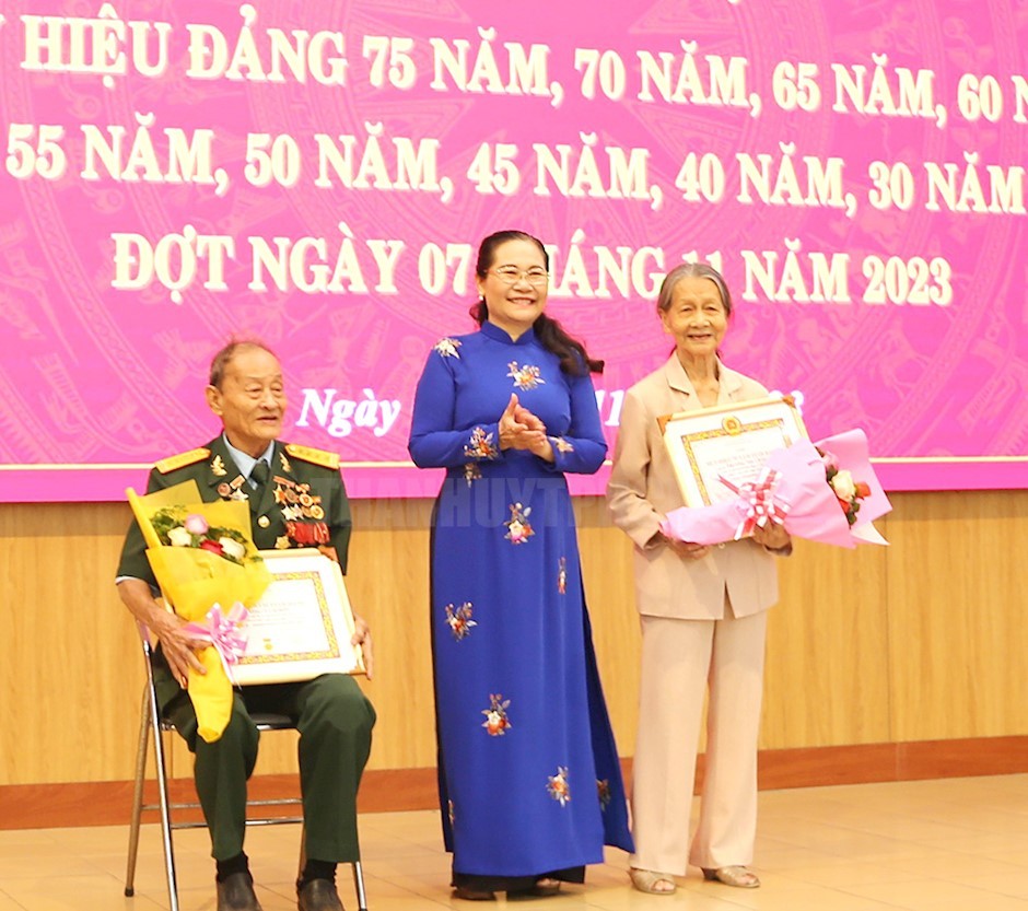市人民议会主席阮氏丽向各党员颁授党龄纪念章。（图：市党部新闻网）