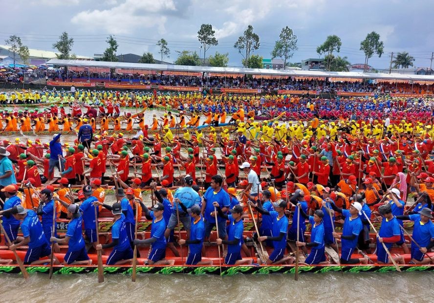 滀臻龙舟竞赛每年吸引着上百万游客前来参观。