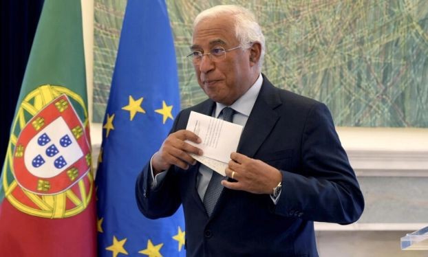 11月7日，葡萄牙总理科斯塔在里斯本举行新闻发布会后离开。科斯塔表示，他在卷入广泛的腐败调查后将辞职。（图：AP）