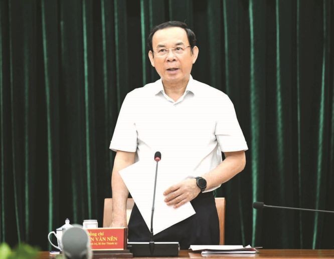 市委书记阮文年主持会议。 市委书记阮文年主持会议。