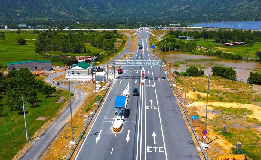 芽庄-甘林高速公路项目试行无道闸杆不停车电子收费系统。（图：友隆）