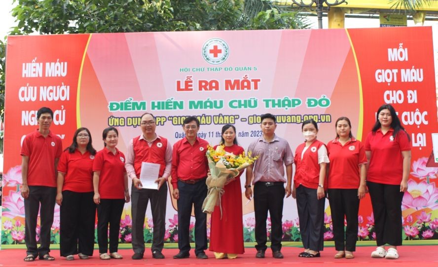 第五郡成立“红十字会自愿捐血点”。