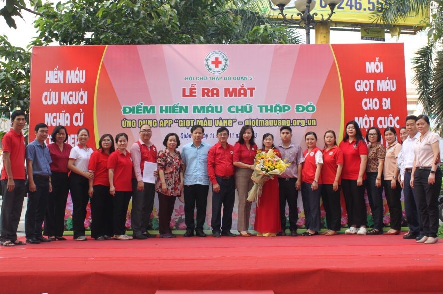第五郡成立“红十字会自愿捐血点”。
