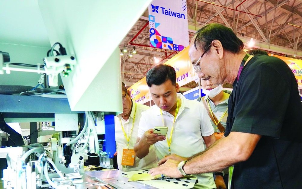 纺织品成衣展览会近日在本市举行，各家纺织品成衣企业有机会了解使用新技术的自动机器系统。