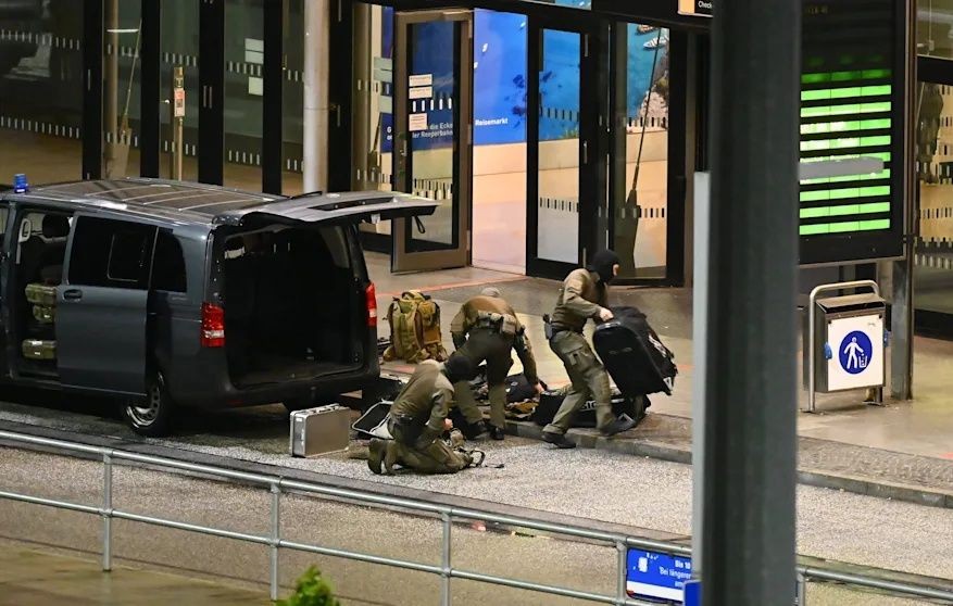 当地时间11月4日20时许，一名男子持枪驾车冲破路障，闯入德国汉堡机场并对空鸣枪，机场因此暂停航班起降并疏散了乘客。（图：Getty Images）