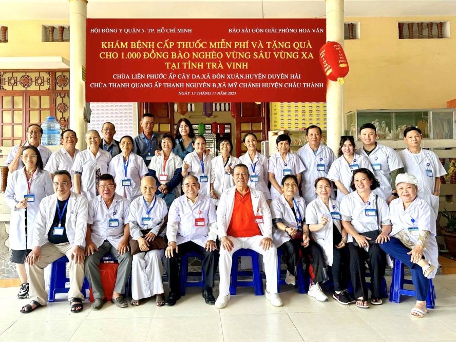 第五郡东医会慈善诊所代表团在茶荣省开展赠医施药前合照。