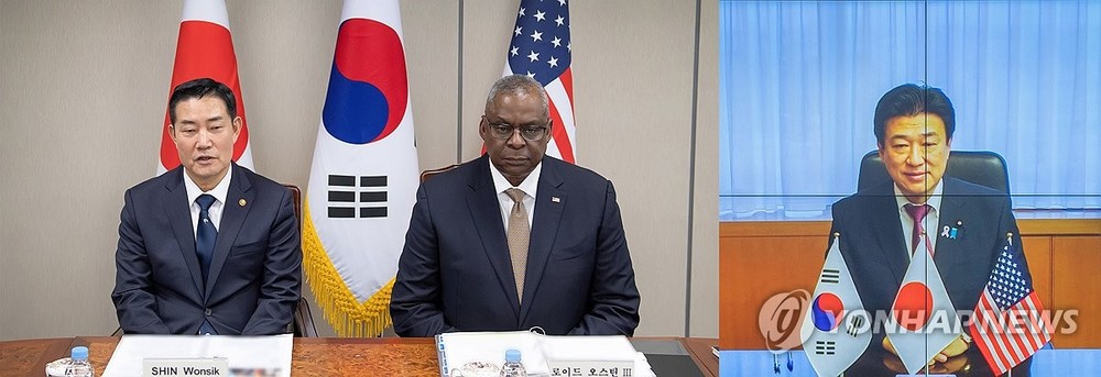 11月12日，在首尔龙山的国防部大楼，韩国国防部长官申源湜（左起）与美国国防部长劳埃德·奥斯汀以视频形式同日本防卫大臣木原稔举行会谈。（图：韩联社）