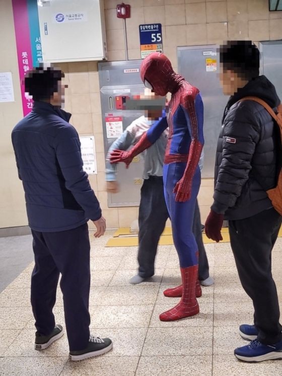“蜘蛛侠”现身首尔街头帮助维护治安