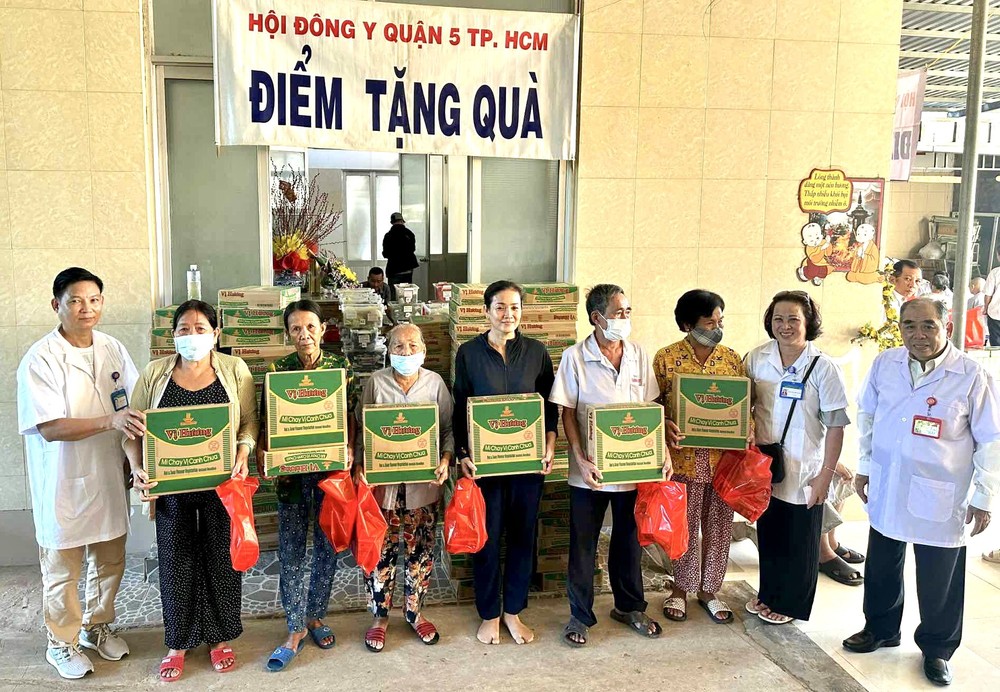 第五郡东医会副主席穆萨罕尼法医师（右一）等代表向病人赠送药品和礼物。