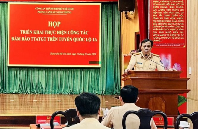 市公安厅交警科长陈忠孝上校在会议上发表讲话。（图：PC08）