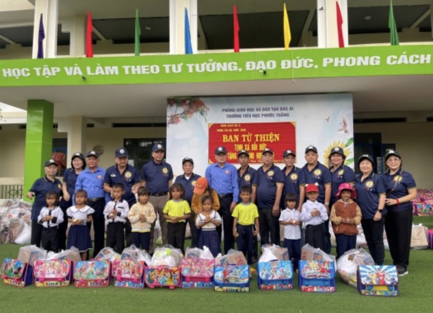 培德精舍理事会、澳洲越侨与福胜小学生合摄。