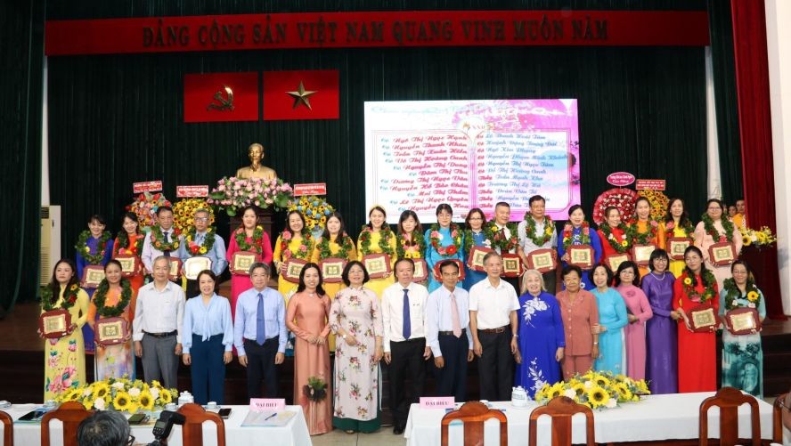 郡领导与嘉宾和模范管理干部和教师合照留念。