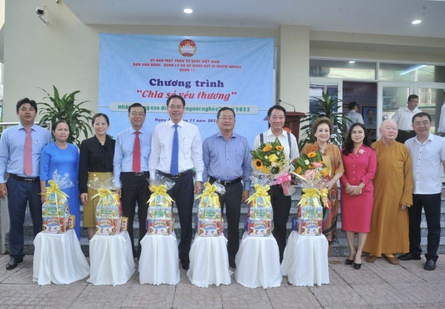 市、郡领导与热心单位合照留念。