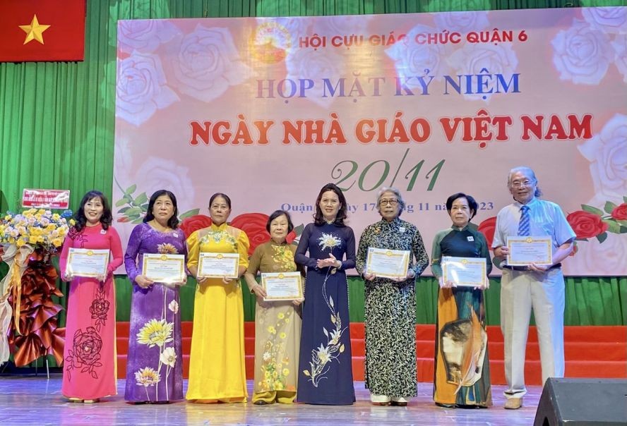 第六郡退休教职会和多位执委成员获得市退休教职会表彰。 第六郡退休教职会和多位执委成员获得市退休教职会表彰。