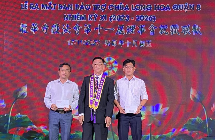 理事长邓栢榮代表捐助第八郡“为穷人”基金和第十五坊“为穷人”基金。