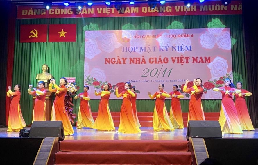 教师们载歌载舞庆祝教师节。 教师们载歌载舞庆祝教师节。