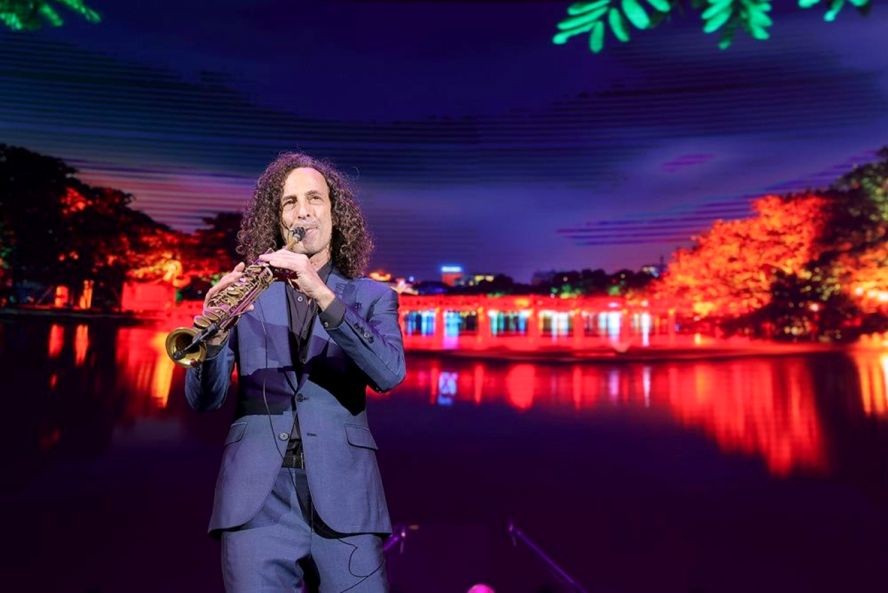 肯尼‧基在越南的音乐会上演奏经典歌曲。