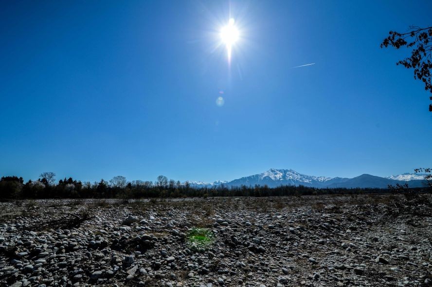 报告指出，气候危机正在给世界卫生系统带来前所未有的压力。图为意大利皮埃蒙特大区拍摄的干涸的杰索河河床。（图：新华社）