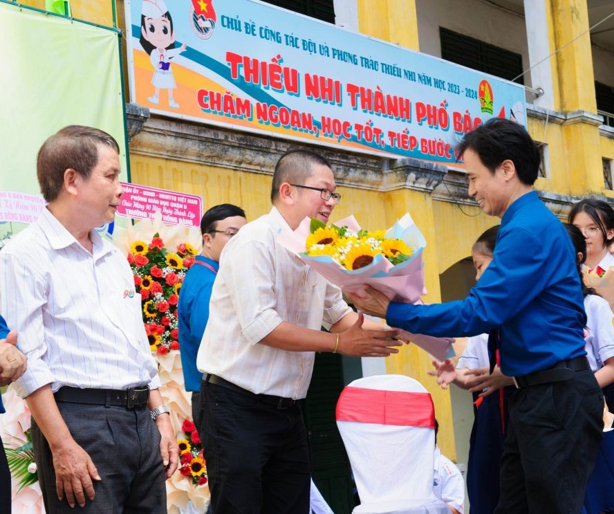 鸿庞中学90年培育人才