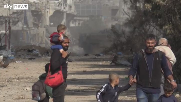 随着以军坦克轰鸣数百人徒步逃离希法医院。（图：Sky News视频截图）