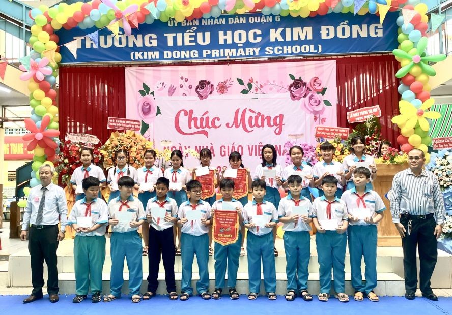 校長范春向（左一）与学生家长向获奖学生颁奖。