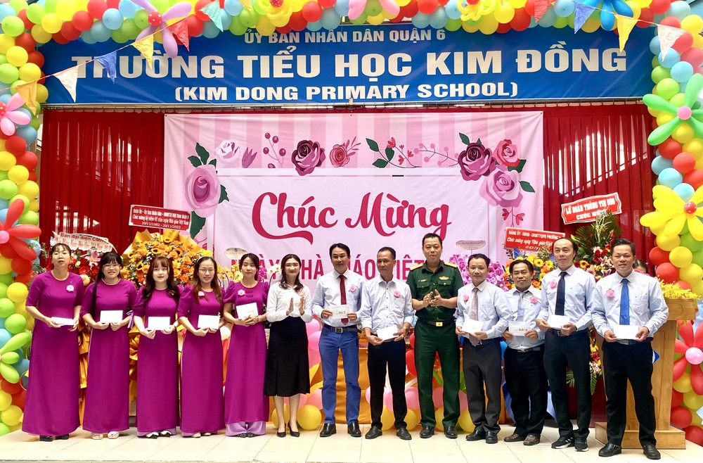 嘉奖获奖教师。