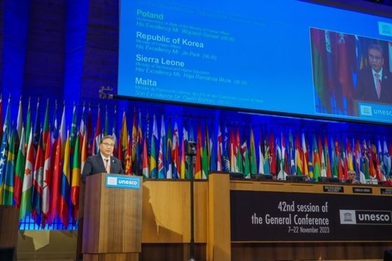 韩国外长朴振在联合国教科文组织第42届大会上发言。（图：韩国外交部）