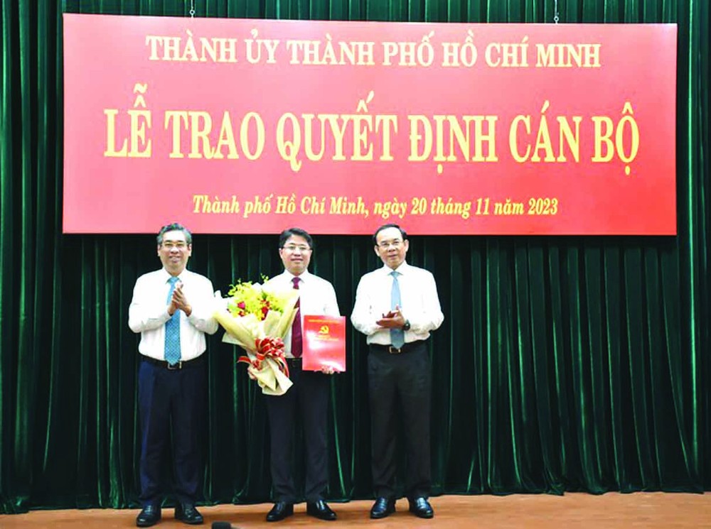 市委书记阮文年与市委副书记、市委组织处主任阮福禄向范鸿山同志颁授《决定》。