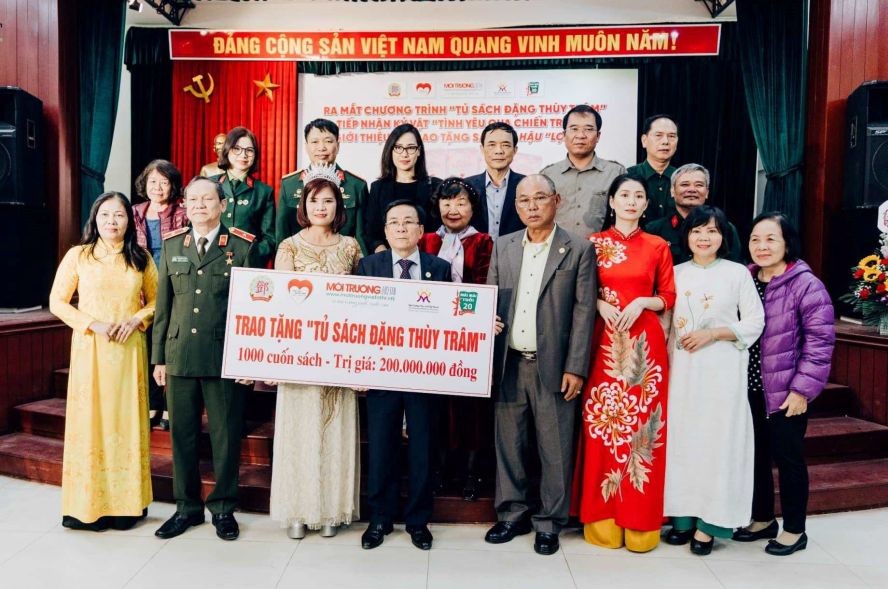 全国学校、医院获赠“邓垂簪书柜”