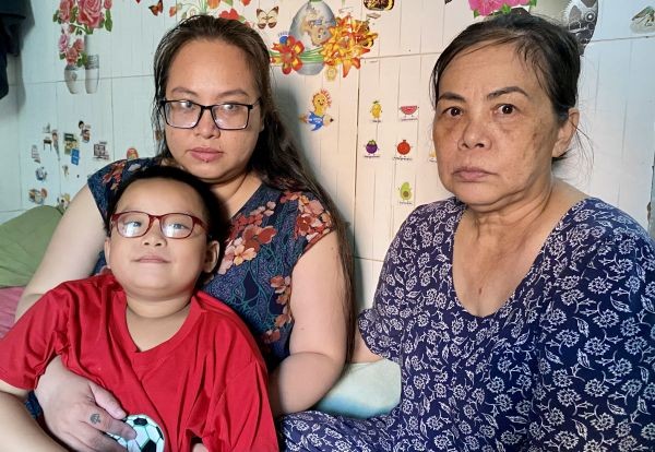 阮氏玉贤（右）与女儿和外孙。