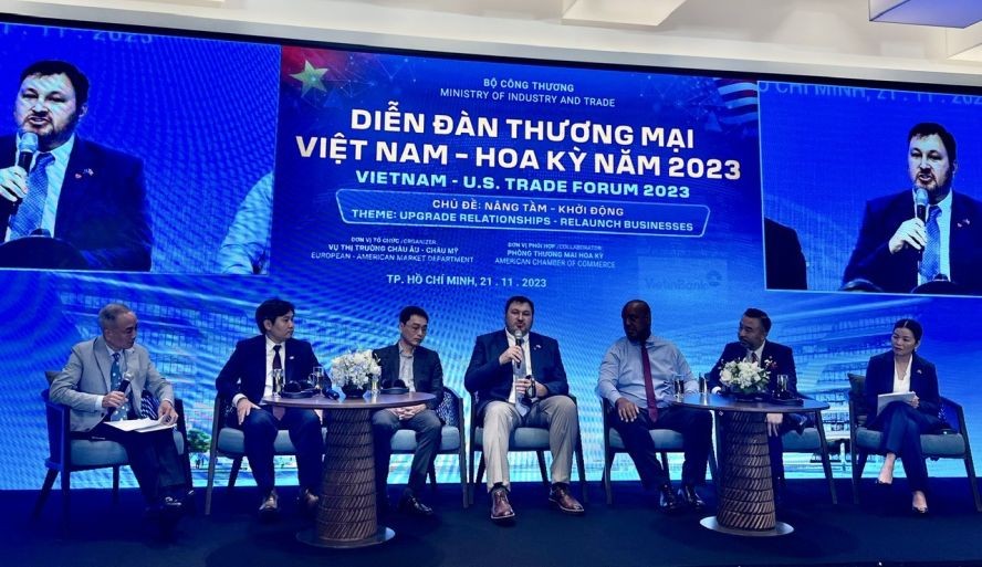 各代表出席“升级-启动”的越美贸易论坛。