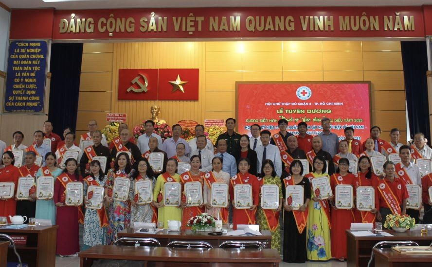 “好人善事”模范与领导合照留念。