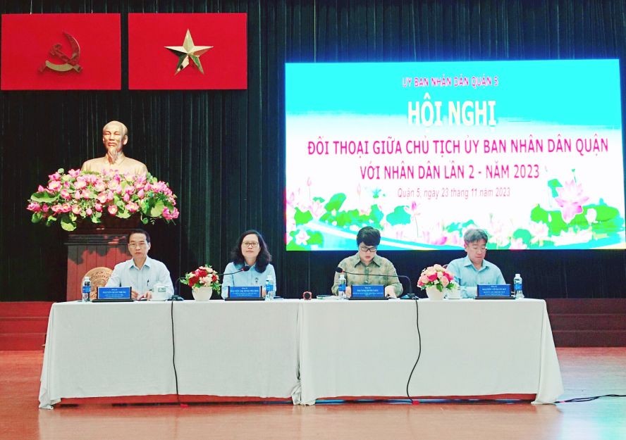 第五郡领导与人民进行对话。