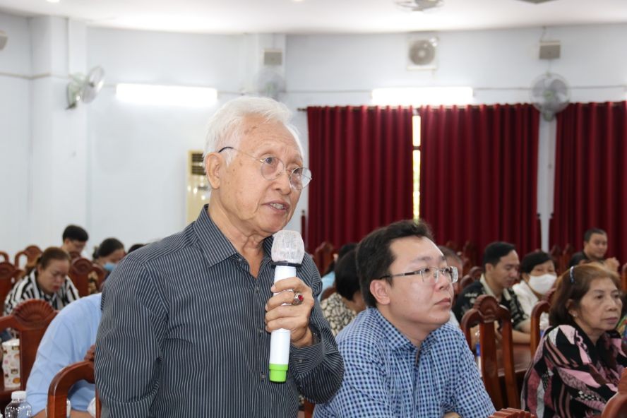 人民向郡领导发表意见。