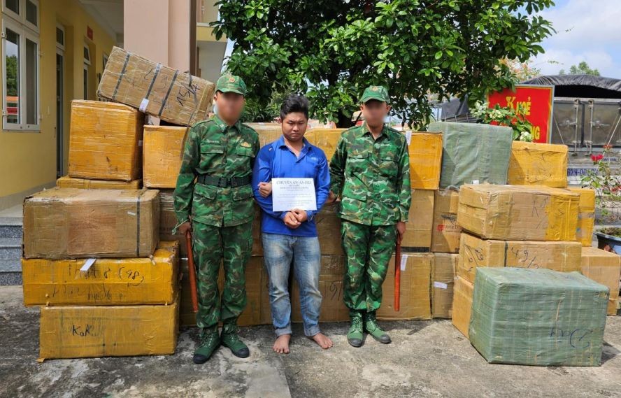 被抓获的犯罪嫌疑人邓阮黄康（中）及物证。（图：明伦）