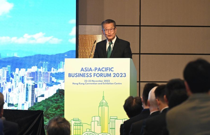 中国香港特区政府财政司司长陈茂波22日在亚太商业论坛致辞。（图：互联网）