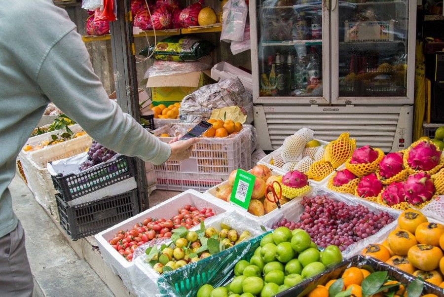 民众采用移动支付购物。